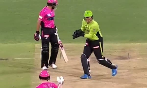 സിംഗിള്‍ നിഷേധിച്ച ഓസീസ് നായകന്‍ പറത്തിയത് നാല് സിക്‌സറുകള്‍ ; സ്മിത്തിനോട് കലിപ്പടിച്ച് ബാബര്‍ അസം  