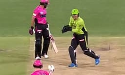 സിംഗിള്‍ നിഷേധിച്ച ഓസീസ് നായകന്‍ പറത്തിയത് നാല് സിക്‌സറുകള്‍ ; സ്മിത്തിനോട് കലിപ്പടിച്ച് ബാബര്‍ അസം  