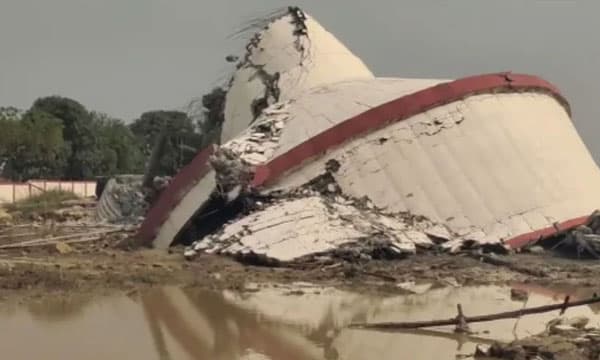 33 ഗ്രാമങ്ങളുടെ ദാഹമകറ്റാന്‍ 9 ലക്ഷം ലിറ്ററിന്റെ വാട്ടര്‍ ടാങ്ക് ; പരീക്ഷണത്തിനായി തുറന്ന ആദ്യദിവസം തന്നെ തകര്‍ന്നു