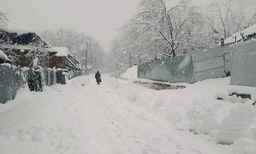 കശ്മീരില്‍ അതിശക്തമായ മഞ്ഞുവീഴ്ച; 15 മണിക്കൂറിനുള്ളില്‍ രേഖപ്പെടുത്തിയത് 5 അടി വരെ മഞ്ഞ്