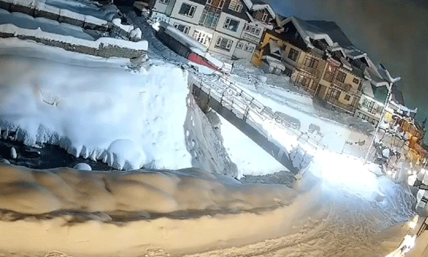 ഞൊടിയിടയില്‍ തിരപോലെ പാഞ്ഞെത്തി ഹിമപാതം: കെട്ടിടങ്ങടക്കം മണ്ണിനടിയില്‍, കാശ്മീരില്‍ നിന്നുള്ള ഞെട്ടിക്കുന്ന ദൃശ്യങ്ങള്‍ പുറത്ത് 
