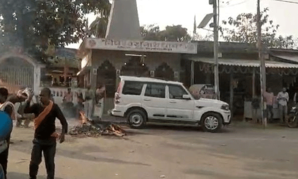 ദലിത് സ്ത്രീയുടെ മൃതദേഹം ശ്മശാനത്തിലേക്ക് കൊണ്ടുപോകാന്‍ സമ്മതിച്ചില്ല ; പെരുവഴിയില്‍ സംസ്‌ക്കരിച്ചു