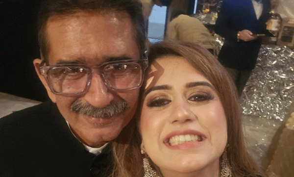 




ഈ ദു:സ്വപ്‌നത്തില്‍ നിന്ന് ഞാന്‍ ഉണരാന്‍ ആഗ്രഹിക്കുന്നു, ഞാന്‍ എന്നും പപ്പയുടെ പ്രിയപ്പെട്ട ഝാന്‍സി റാണി: വികാര നിര്‍ഭരമായ കുറിപ്പുമായി അന്തരിച്ച പൈലറ്റിന്റെ മകള്‍ 



