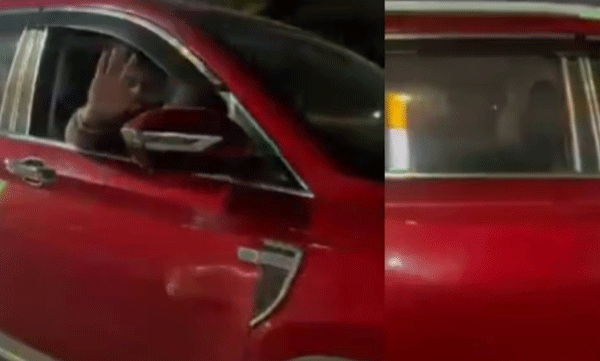 കാറിലിരുന്ന് ഫ്ളയിംഗ് കിസ്സും, അശ്ലീല ആംഗ്യങ്ങളും: വീഡിയോ വൈറലായതിന് പിന്നാലെ നോയിഡയില്‍ യുവാക്കള്‍ അറസ്റ്റില്‍
