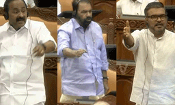 മുഖ്യമന്ത്രിയും പോറ്റിയുമായുള്ള പ്ലക്കാര്‍ഡുയര്‍ത്തി പ്രതിപക്ഷം ; സോണിയാഗാന്ധിയുമായുള്ള ചിത്രവുമായി ഭരണപക്ഷം