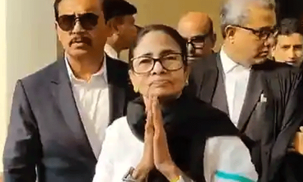 സ്വന്തം കേസ് വാദിക്കാന്‍ സംസ്ഥാന മുഖ്യമന്ത്രി തന്നെ കോടതിയില്‍ ; തെരഞ്ഞെടുപ്പ് കമ്മീഷനെതിരേ മമത