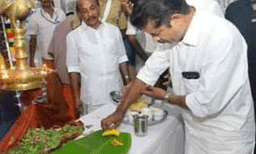 പോറ്റി സ്‌പോണ്‍സര്‍ ചെയ്ത അന്നദാനം ഉദ്ഘാടനത്തിന് എത്തി ; അടൂര്‍പ്രകാശ് വീണ്ടും വിവാദത്തില്‍