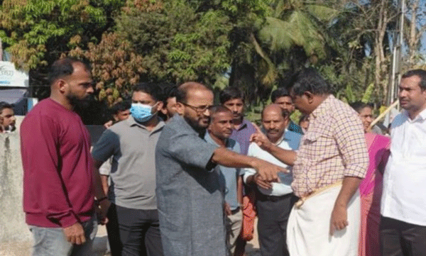 കാഞ്ഞങ്ങാട് ദേശീയപാതാ നിർമ്മാണ കമ്പനിക്കെതിരെ  ജനകീയ പ്രതിഷേധം; രോഗികളെയും നാട്ടുകാരെയും വലയ്ക്കുന്നതിനെതിരെ ഉപരോധം