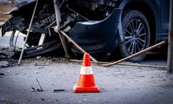  പൊലീസുകാരനായ അച്ഛനൊപ്പം ബൈക്കിൽ പോയ കുട്ടികള്‍  സ്കൂൾ ബസ് കയറി മരിച്ചു