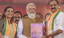 മേയര്‍ കേരളത്തിലേക്ക് തിരിച്ചു ;  കേരള ബിജെപി ജനപ്രതിനിധിസംഘം വിവിധ നഗരസഭകളിലേക്ക് 