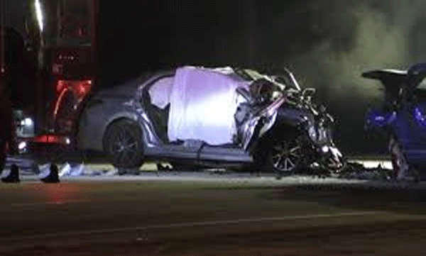  കാർ മീഡിയനിലും ബസിലും ഇടിച്ച് തകർന്നു; അഞ്ച് പേരും മരിച്ചു