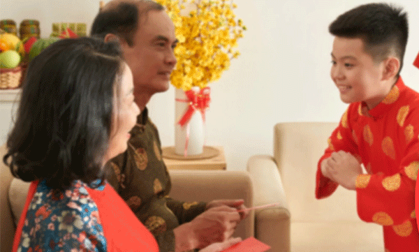 നാട്ടില്‍ പോകാന്‍ സമയമില്ലേ, മുതിര്‍ന്നവരെ വന്ദിക്കാന്‍ ഡെലിവറി ബോയ്‌സിനെ അയയ്ക്കും ഈ കമ്പനി, ഫീസ് വെറും 11,500 രൂപ 
