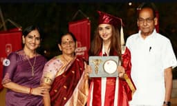 ‘ഒരു നാഴികക്കല്ല്, ഇത് വെറുമൊരു ബിരുദം മാത്രമല്ല, ഞാന്‍ എന്നെ ഒന്നു കൂടി പരിചയപ്പെടുത്തട്ടേ... ഡോ ശ്രീലീല’; കുറിപ്പുമായി നടി 
