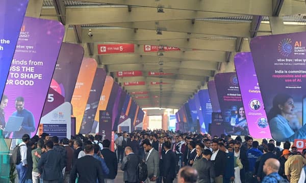 ഇന്ത്യന്‍ നിര്‍മ്മിതമെന്ന് പറഞ്ഞ് കൊണ്ടുവന്നത് ചൈനീസ്‌റോബോട്ടിനെ ; എഐ ഉച്ചകോടിയില്‍ നാണംകെട്ടു 