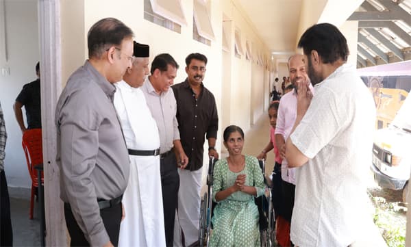 ഉറപ്പുപാലിച്ച്‌ മമ്മൂട്ടി, കൃത്രിമക്കാലില്‍ നടന്ന്‌ സന്ധ്യ; 'ഇനി വീടിന്റെയും സ്‌ഥലത്തിന്റെയും കാര്യമല്ലേ... അതും നടക്കും...ഉറപ്പ്‌...' മമ്മൂട്ടി വാക്ക്, ​‍ആശ്വാസത്തിന്റെ തെളിച്ചം