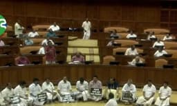 ശബരിമല സ്വര്‍ണ്ണക്കൊള്ള: ഇന്നും സഭയില്‍ പ്രതിപക്ഷ പ്രതിഷേധം