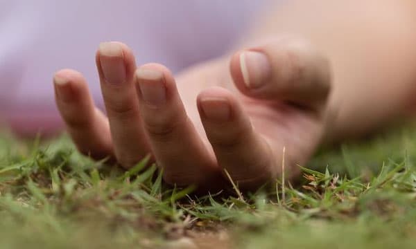 മകന്‍ അമ്മയെ അടുക്കളയില്‍ കുഴിച്ചിട്ടു ; മരണത്തില്‍ ദുരൂഹത ആരോപിച്ച് നാട്ടുകാര്‍