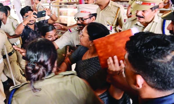ആരോഗ്യമന്ത്രിക്കെതിരേ കരിങ്കൊടി പ്രതിഷേധം ; മര്‍ദനമോ സുരക്ഷാ വീഴ്ചയോ ഉണ്ടായിട്ടില്ലെന്ന് പോലീസ് 