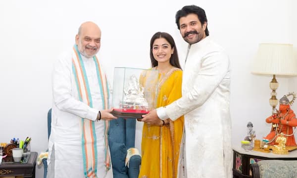 കേന്ദ്രആഭ്യന്തര മന്ത്രി അമിതാ ഷായെ വിവാഹ വിരുന്നിന് ക്ഷണിച്ച് വിജയ് യും രശ്മികയും; ഗണപതി വിഗ്രഹം സമ്മാനിച്ച് താരങ്ങള്‍ 
