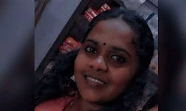 എറണാകുളം  കീഴില്ലത്ത് ഭർത്താവ് ഭാര്യയെ  ഷോൾ മുറുക്കി   കൊലപ്പെടുത്തി