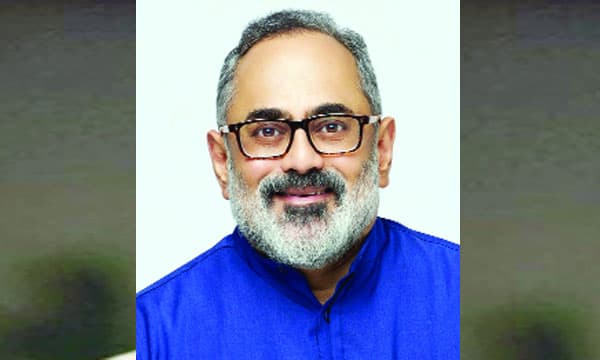 വയനാട്ടിലെ പുനരധിവാസം തെരഞ്ഞെടുപ്പിന് തൊട്ടുമുമ്പ് ; ദുരന്തം പോലും സിപിഐഎമ്മിനും കോണ്‍ഗ്രസിനും ആയുധം