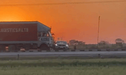 ദേശീയപാതയില്‍ കാറിനെ ഒന്നരകിലോമീറ്റര്‍ വലിച്ചിഴച്ച് ട്രക്ക്, യാത്രക്കാര്‍ക്ക് അത്ഭുത രക്ഷപ്പെടല്‍: നടുക്കുന്ന ദൃശ്യങ്ങള്‍ പുറത്ത് 
