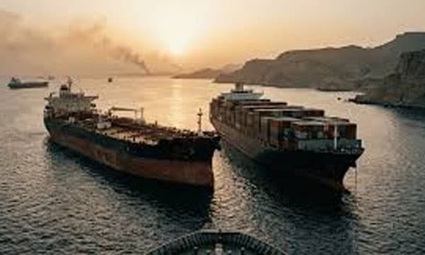 കപ്പലുകള്‍ക്ക് മുന്നറിയിപ്പ് നല്‍കി ഇറാന്‍; കടന്നാല്‍ ആക്രമിച്ച് തകര്‍ക്കും ; ഹോര്‍മുസ് കടലിടുക്ക് അടച്ചു