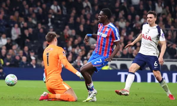 മിക്കി വാന്‍ ഡി വെന്‍ ചതിച്ചു...! 12 മിനിറ്റിനിടയില്‍ വഴങ്ങിയത് മൂന്ന് ഗോളുകള്‍ ; ടോട്ടനം തരംതാഴ്ത്തലിനരികില്‍