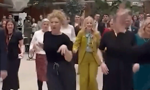 ലോകം യുദ്ധഭീതിയിലിരിക്കെ ബ്രിട്ടീഷ് പാര്‍ലമെന്റിനുള്ളില്‍ എംപിമാരുടെ നൃത്തം: വ്യാപക പ്രതിഷേധം