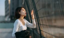 സ്വത്ത് തട്ടിയെടുക്കാൻ മരിച്ചുപോയ അമ്മയെ മരണനാന്തര വിവാഹം ചെയ്ത് അമ്മാന്റെ വിചിത്ര നീക്കം : പരാതിയുമായി യുവതി 
