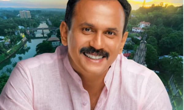 'അച്ചന്‍ കയ്യില്‍ പിടിച്ചു പറഞ്ഞു നമ്മുടെ ചെറുക്കനെ എങ്ങനെയെങ്കിലും ജയിപ്പിക്കണം' ; ഷോണിന് വേണ്ടിയുള്ള പോസ്റ്റ് ശ്രദ്ധനേടുന്നു