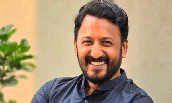 യുഡിഎഫ് സ്ഥാനാർത്ഥിയുടെ റോഡ് ഷോയ്​ക്കിടയില്‍ രാഹുൽ മാങ്കൂട്ടത്തിലിന്‍റെ കാര്‍; അഭിവാദ്യം അർപ്പിച്ച കോൺഗ്രസ് പ്രവർത്തകർ