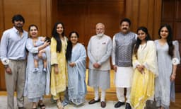 ദൈവീകം ഈ ബന്ധം.. പ്രധാനമന്ത്രിക്കൊപ്പം കുടുംബസമേതം കൃഷ്ണകുമാര്‍; അഹാനയുടെ വിവാഹ ക്ഷണമാണോയെന്ന് ആരാധകര്‍ 
