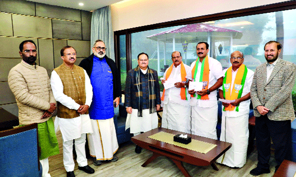 'ജനങ്ങള്‍ക്കുള്ള കേന്ദ്രത്തിന്റെ ഇന്‍ഷുറന്‍സ് പദ്ധതിയ്ക്ക് 3,900 കോടി മുടക്കാനില്ല ; ഊരാളുങ്കലിന് 60,000 കോടി നല്‍കാന്‍ പിണറായിക്കുണ്ട്'