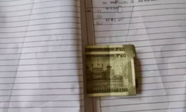 ഒന്ന് ജയിപ്പിച്ചു തരുമോ സാറേ...: ഉത്തരക്കടലാസിനുള്ളില്‍ 1000 രൂപ നോട്ടുവച്ച് വിദ്യാര്‍ത്ഥി 
