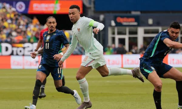 പത്തുപേരുമായി ചുരുങ്ങിയിട്ടും ബ്രസീലിനെ തകര്‍ത്ത് ഫ്രാന്‍സ്; ആന്‍സലോട്ടിക്കും സംഘത്തിനും വന്‍ തിരിച്ചടി