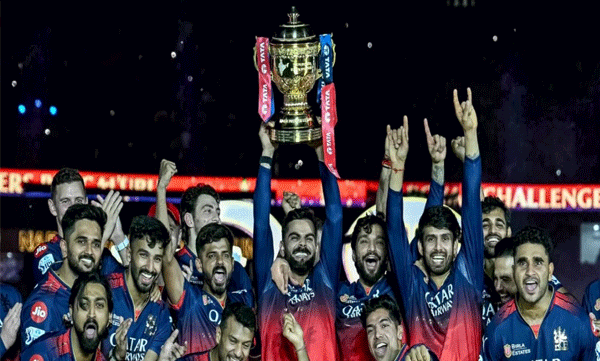 ആ 11 ആരാധകര്‍ക്ക് ആദരം; എസ് ആര്‍ എച്ചിനെതിരെ ആർസിബി ഗ്രൗണ്ടിലിറങ്ങുക കറുത്ത ആം ബാന്‍ഡ് ധരിച്ച്, സ്റ്റേഡിയത്തിൽ 11 സീറ്റുകൾ ഒഴിച്ചിടും