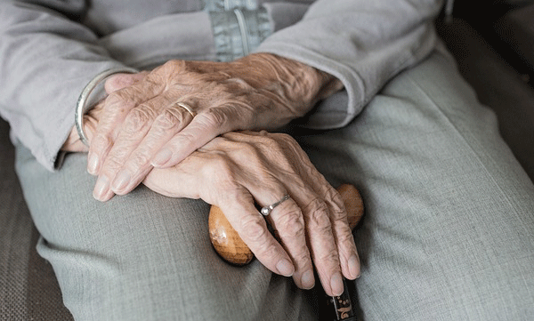 വര്‍ഷങ്ങളായി എടുക്കുന്നത് ഒരേ നമ്പര്‍ ലോട്ടറി: ഒടുവില്‍ 69-കാരി​യെ തേടിയെത്തിയത് വമ്പന്‍ സര്‍പ്രൈസ്, സ്വന്തമാക്കിയത് കോടികള്‍ 
