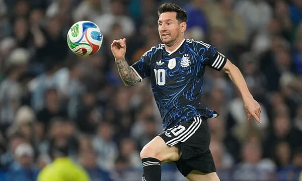 ലാ ബോംബോണിറയിൽ കണ്ണീർ പെയ്യിച്ച് മെസ്സി; സ്വന്തം മണ്ണിലെ വിടവാങ്ങൽ മത്സരത്തിൽ അർജന്റീനയ്ക്ക് വൻജയം