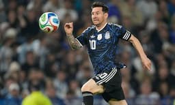 ലാ ബോംബോണിറയിൽ കണ്ണീർ പെയ്യിച്ച് മെസ്സി; സ്വന്തം മണ്ണിലെ വിടവാങ്ങൽ മത്സരത്തിൽ അർജന്റീനയ്ക്ക് വൻജയം