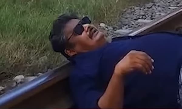 ട്രെയിന് പാളത്തില് തലവെച്ചു കിടന്നു, നടന് മന്സൂര് അലി ഖാന്റെ പേരില് കേസ്