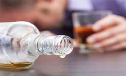 വിവാഹസൽക്കാരത്തിൽ മദ്യം നൽകാത്തതിന് പിന്നാലെ വൻ സംഘർഷം; നവദമ്പതികൾക്ക് നേരെ ആക്രമണം
