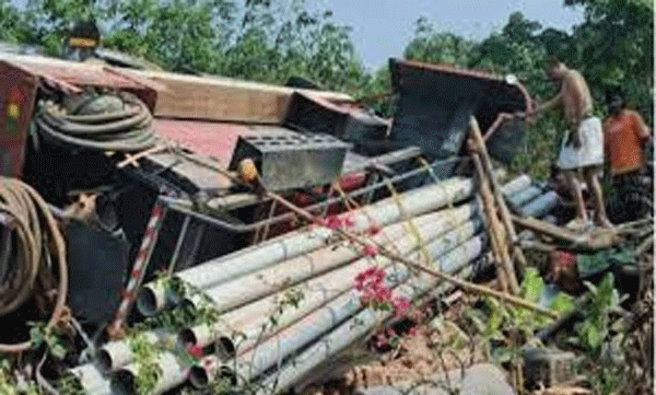 കുഴല്‍ കിണര്‍ കുഴിക്കാനെത്തിയ ലോറി നിയന്ത്രണം വിട്ട് മറിഞ്ഞു:  ഡ്രൈവറെ കാണാനില്ല: ആറുപേർക്ക് പരിക്ക്