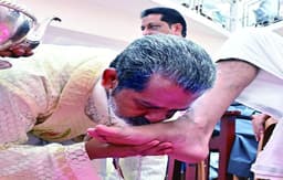 പെസഹവ്യാഴ ദിനത്തോടനുബന്ധിച്ച്‌ പള്ളിക്കുന്ന്‌ ശ്രീപുരം സെന്റ്‌ മേരീസ്‌ പള്ളിയില്‍ കോട്ടയം രൂപത സഹായമെത്രാന്‍ മാര്‍ ജോസഫ്‌ പണ്ടാരശേരിലിന്റെ കാര്‍മികത്വത്തില്‍ നടന്ന കാല്‍ കഴുകല്‍ ശുശ്രൂഷ.