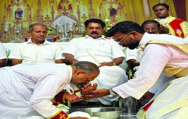 പെസഹ ആചരിച്ചു : ഇന്ന്‌ ദുഖവെള്ളി  വിനയത്തിന്റെ പ്രതീകമായി കാല്‍ കഴുകല്‍ ശുശ്രൂഷ