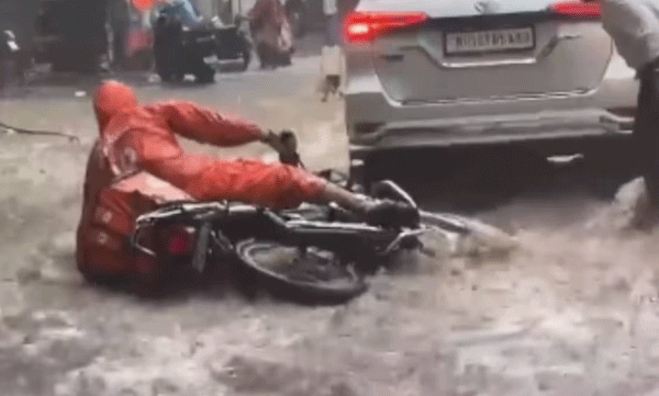 സാധനം എത്തിക്കുന്നതിനിടെ വെള്ളക്കെട്ടില് വീണ് ഡെലിവറി ബോയി: രക്ഷകരായി നാട്ടുകാര്, ഹൃദയഭേദകം ഈ കാഴ്ച