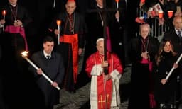 ചരിത്രം കുറിച്ചു റോമിലെ കൊളോസിയത്തിൽ ദുഃഖവെള്ളിയാഴ്ച നടന്ന കുരിശിന്റെ വഴി  ശുശ്രൂഷകളിൽ മുഴുവൻ സമയവും തടിമരക്കുരിശ് വഹിച്ച് ലിയോ പതിനാലാമൻ മാർപാപ്പ