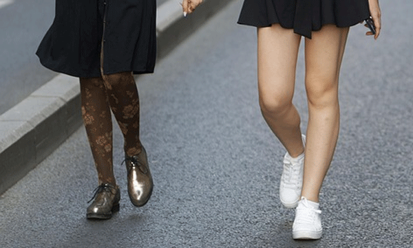 ഇനി മുതല്‍ വസ്ത്രത്തിനൊപ്പം ചേരാത്ത ചെരുപ്പുകള്‍: സോഷ്യല്‍ മീഡിയയില്‍ തരംഗമായി ' റോങ് ഷൂ തിയറി'
