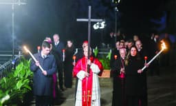 ദുഃഖവെള്ളിയാഴ്‌ച പ്രദക്ഷിണത്തില്‍ മുഴുവന്‍ സമയവും കുരിശേന്തി മാര്‍പാപ്പ