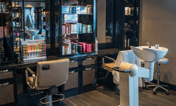 ഭാര്യയെ ജോലിയില്‍ നിന്ന് പിരിച്ചുവിട്ടതില്‍ ദേഷ്യം: സലൂണ്‍ ഉടമയെ ആക്രമിച്ച് ഭര്‍ത്താവും സംഘവും, സംഭവം ബംഗളൂരുവില്‍
